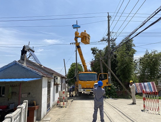 江苏扬州、徐州两地先后开展跨河、房线矛盾线路绝缘喷涂作业